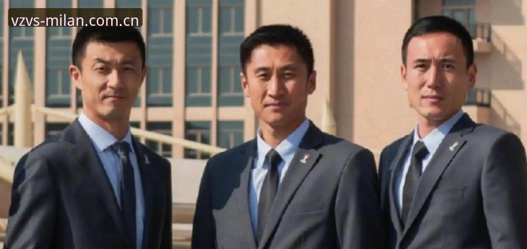米兰官网注册流程怎么样 全世界社交媒体卸载第一人,是世界杯裁判马宁?根据播客“元来如此”里那期对话的数据,马宁的手机里“基本上没有什么社交网络的东西”。这意味着什么?意味着你和我每天刷手机3小时、5小时、8小时的时候,这哥们儿在反复看国际足联裁判讲师给他的判罚视频——45分钟的执法录像,可能要被拆成4.5小时的逐帧复盘。你以为他是跟键盘侠较劲练出来的?错了,人家压根儿就没把你我的夸赞或辱骂当成生活的一部分。
